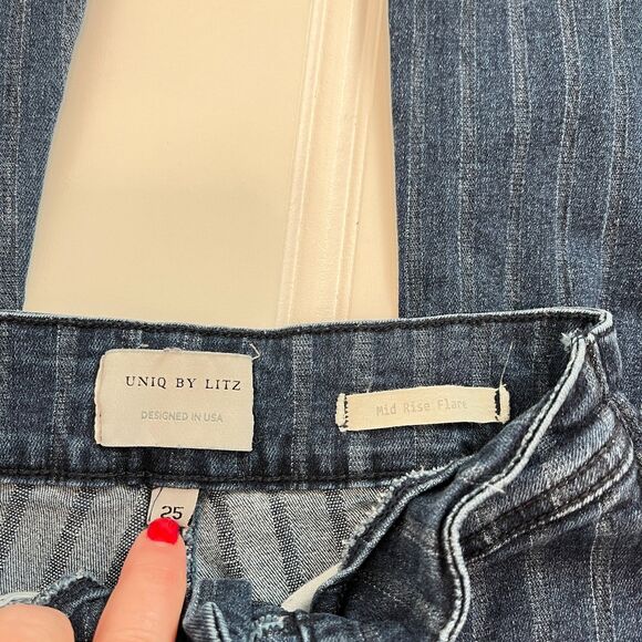 Uniq by Litz Mid Rise Flare Pin Stripe Jeans Size 25 - Picture 4 of 10